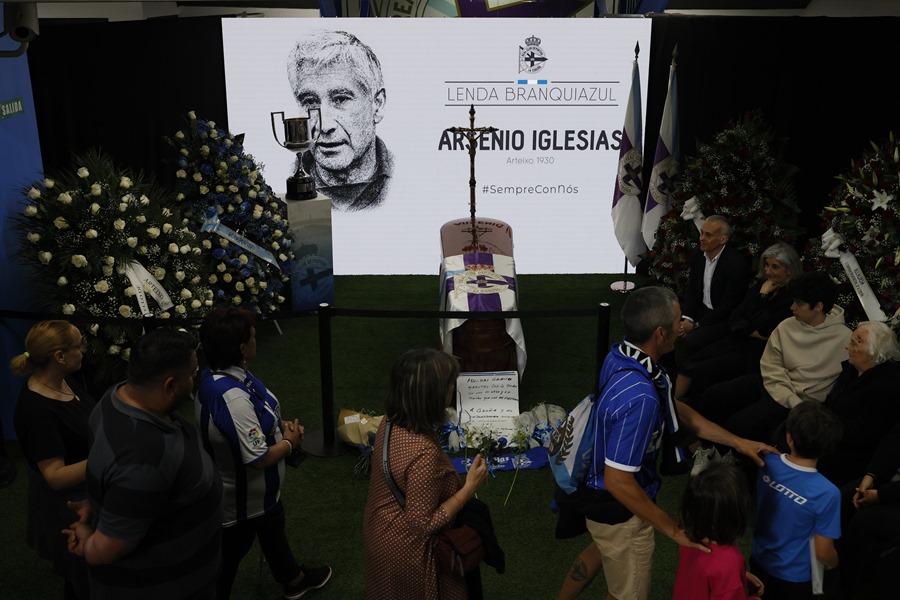 Cientos de aficionados dan el último adiós a Arsenio Iglesias en Riazor