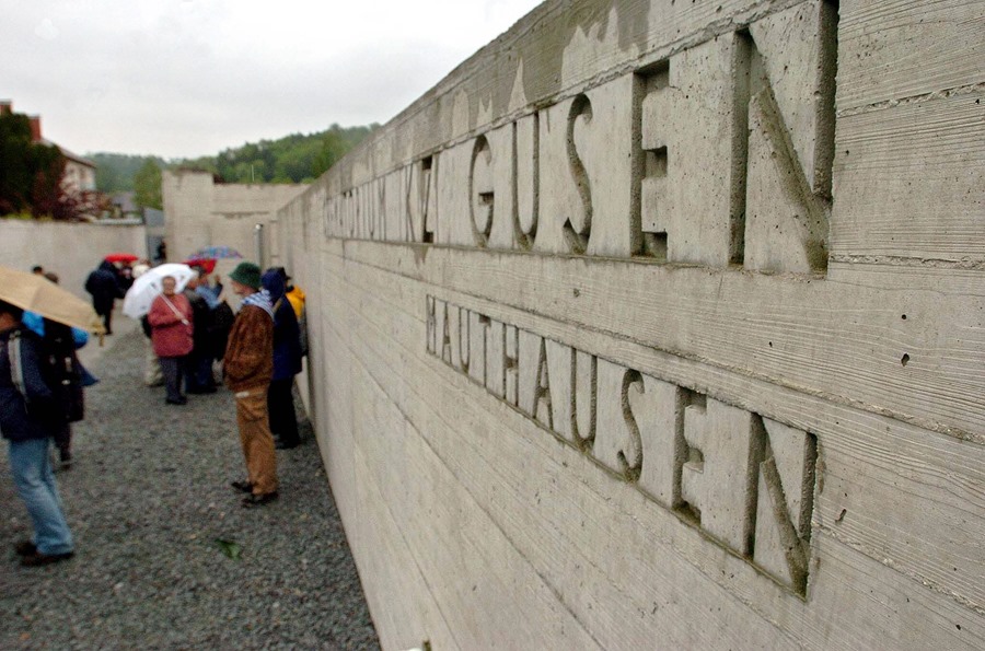 Homenaje en Gusen (Austria) a los fallecidos en el campo de concentración de Mauthausen. 