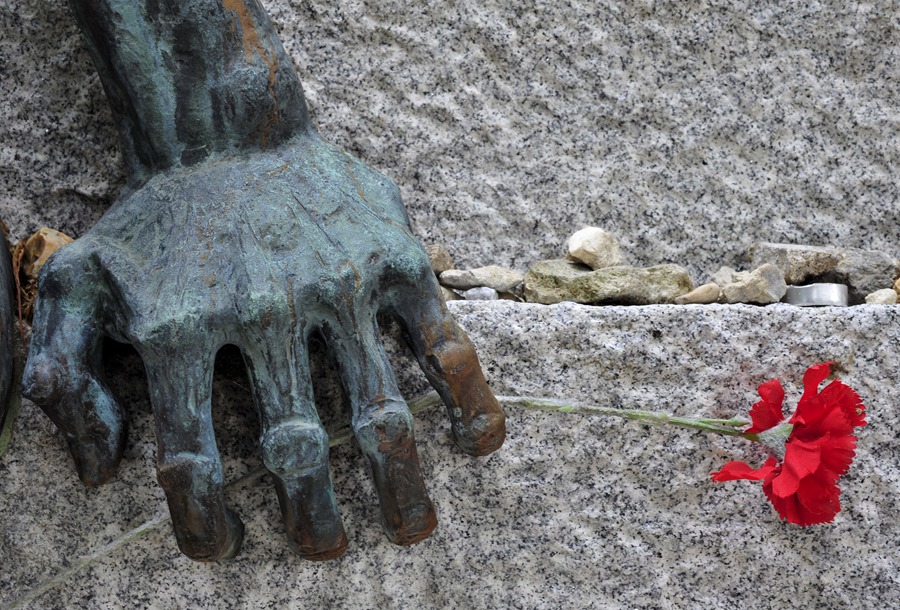  Un clavel rojo cuelga de la mano de una estatua que conmemora a los franceses que murieron en el Campo de Concentración de Mauthausen. 