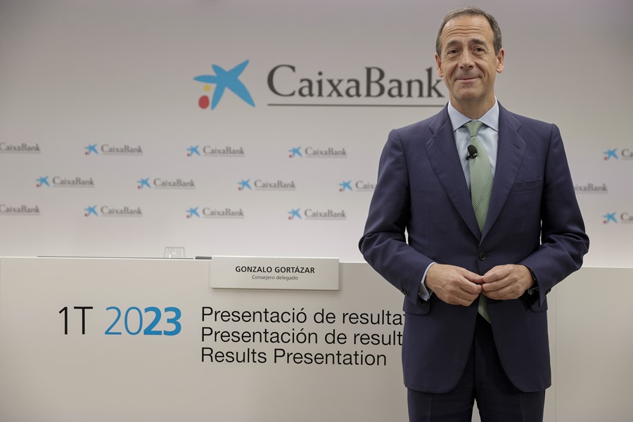 CaixaBank gana 855 millones en el primer trimestre, un 21 % más, pese al impuesto a la banca
