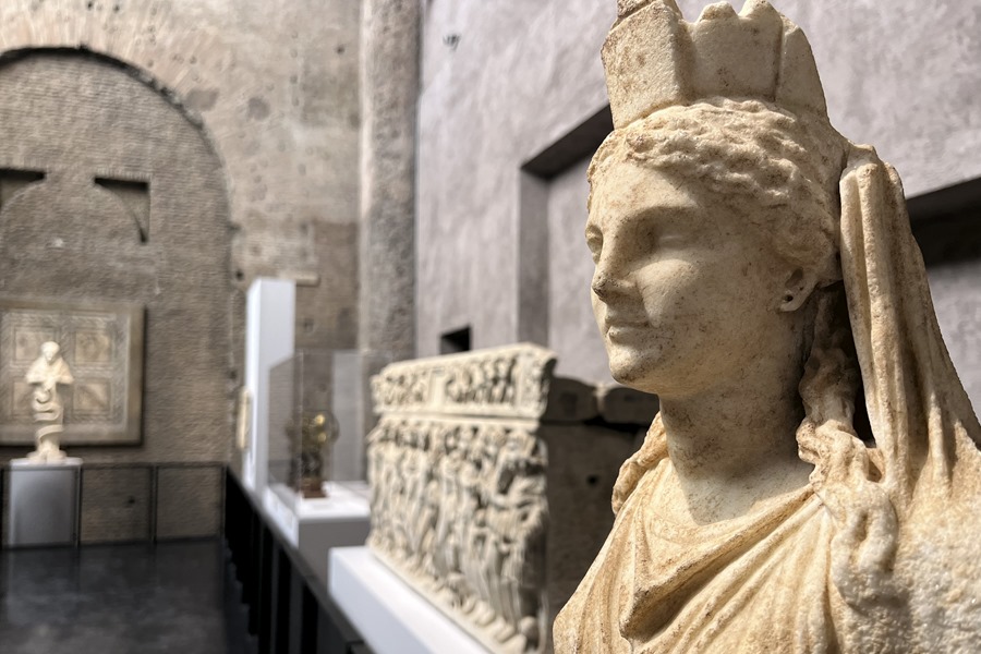 Una de las esculturas que forman parte de la exposición "L'istante e l'eternità: tra noi e gli antichi" (El instante y la eternidad: entre nosotros y los antiguos) que se expone en las Termas de Diocleciano de Roma.