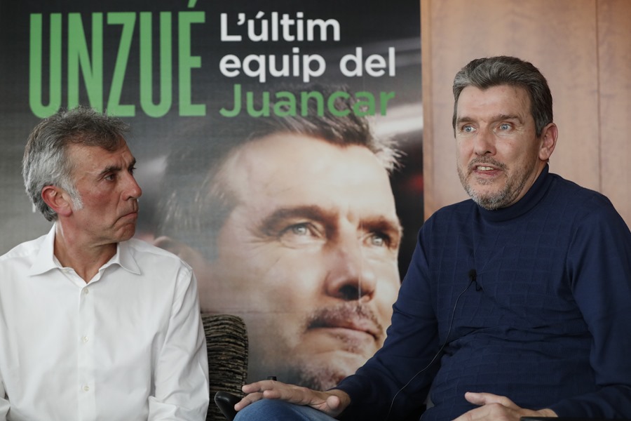 El exfutbolista Juan Carlos Unzué (d), junto al periodista Xavi Torres, director del documental "Unzué. El último equipo de Juancar". Estreno en la cartelera de cine esta semana