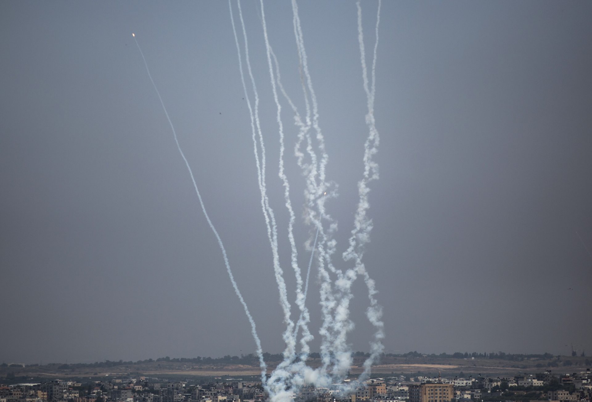 Cohetes son lanzados por las milicias de Al-Quds.