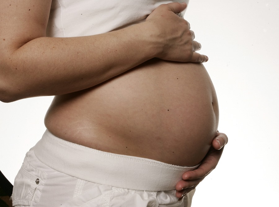 Foto de archivo de una mujer embarazada. Restos de compuestos químicos de cosméticos en el cordón umbilical