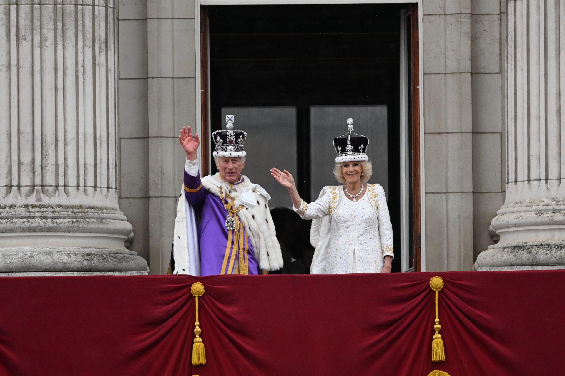 El rey Carlos III saluda a la multitud desde el balcón del Palacio de Buckingham junto a la reina Camila.