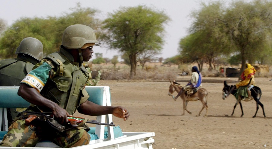 Imagen de archivo de tropas de la Unión Africana (UA) patrullando en Muhujariya, al sur de Darfur, Sudán.