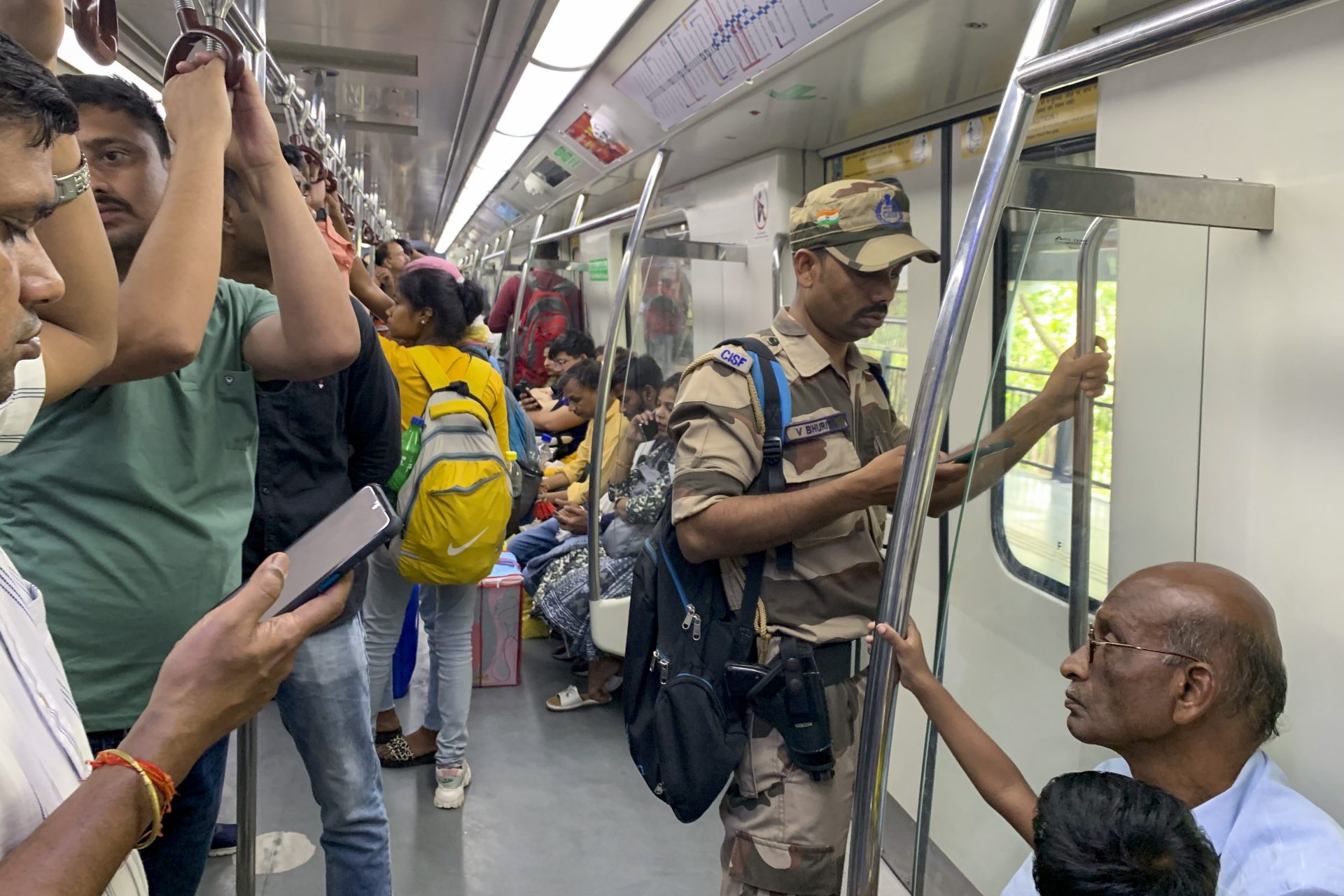 Las autoridades de Nueva Delhi incrementaron esta semana el número de agentes de policía desplegados en el metro.