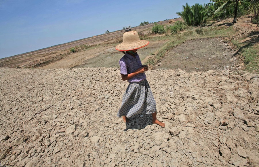 Una niña camina por un terreno árido en el pueblo de Kani, Pyarpone, situado en el delta del Ayeyawaddy (Birmania).