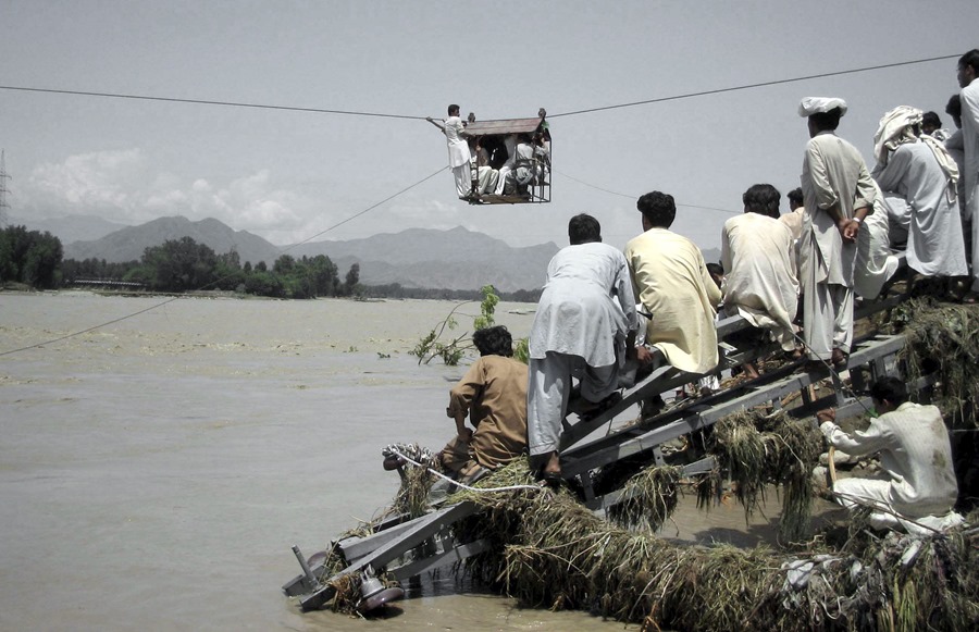 Fotografía de archivo tomada el 3 de agosto de 2010 que muestra a varias víctimas de las inundaciones en Chakdara (Pakistán).