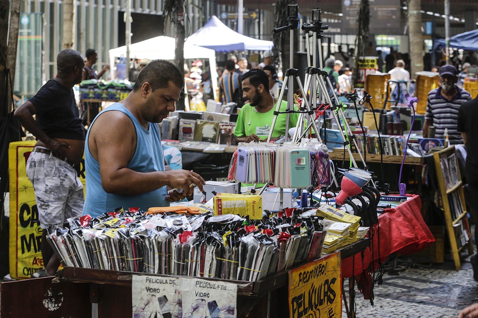 Vendedores informales trabajan en las calles de Río de Janeiro (Brasil), en una fotografía de archivo. EFE/Antonio Lacerda