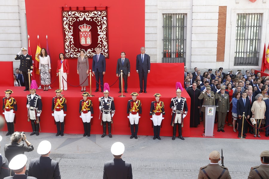 La presidenta de la Comunidad de Madrid, Isabel Díaz Ayuso (c), preside el acto cívico militar por el Dos de Mayo, Día de la Comunidad de Madrid, este martes en la Puerta del Sol.