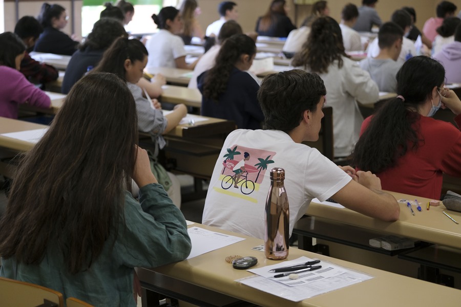 Varios alumnos y alumnas se examinan de la EBAU en Asturias.