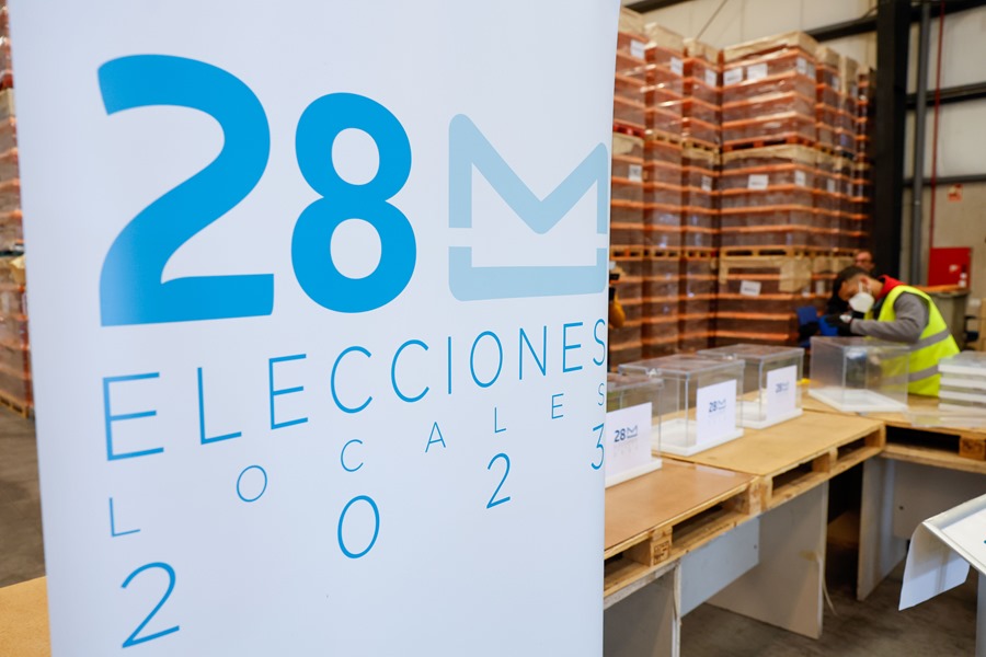 Varios operarios trabajan en el centro logístico para las elecciones locales y autonómicas del 28M, en el Polígono La Garena (Alcalá de Henares).