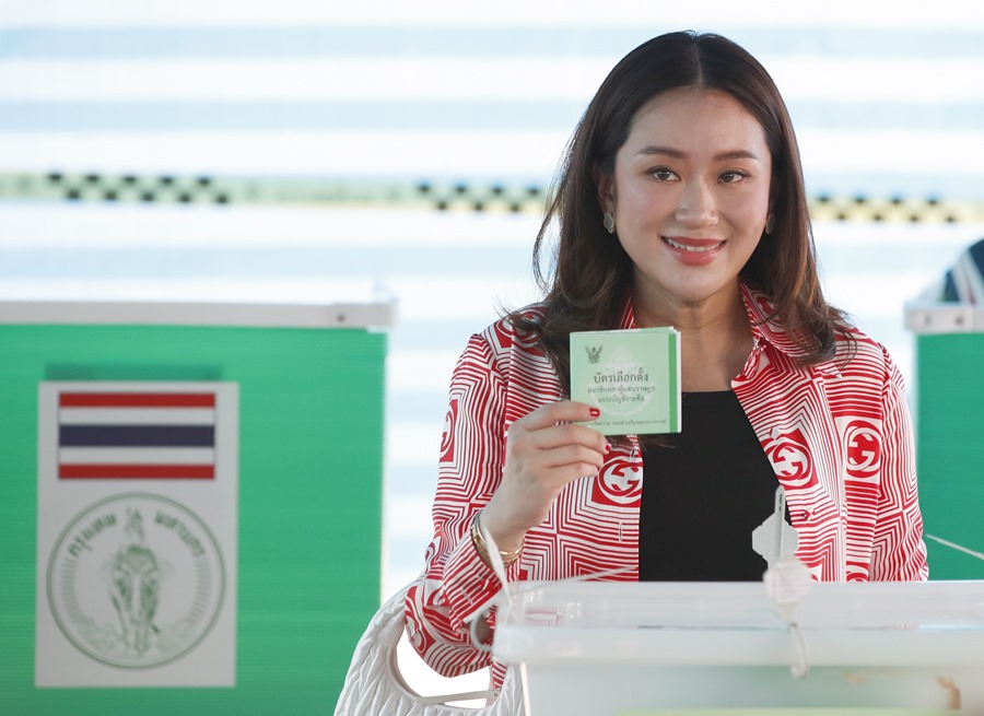 La candidata del partido Pheu Thai, Paetongtarn Shinawatra, ejerce su derecho al voto en las elecciones generales de Tailandia. 