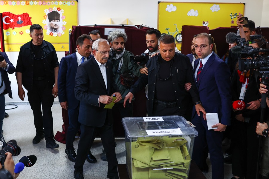 El candidato presidencial a las elecciones en Turquía Kemal Kilicdaroglu, ejerce su derecho al voto. 