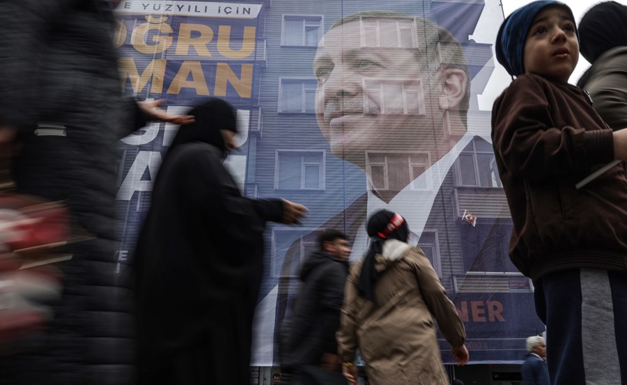 Un grupo de personas pasa ante una imagen del presidente de Turquía, Tayyip Erdogan, en Estambul.