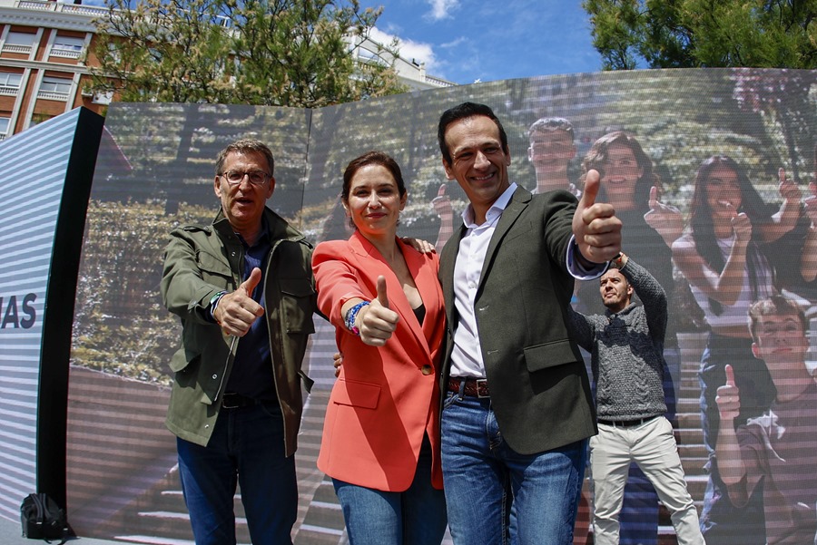 La presidenta de la Comunidad y candidata del PP a la reelección, Isabel Díaz Ayuso (c), el presidente del PP, Alberto Núñez Feijóo (i) junto al candidato a la alcaldía de Getafe Antonio José Mesa (d).