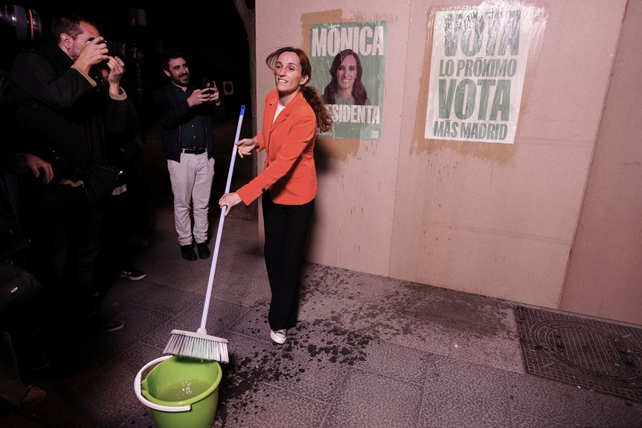 La candidata de Más Madrid a la Presidencia de la Comunidad de Madrid, Mónica García, participa en la tradicional pegada de carteles. Qué gastan los partidos en campaña