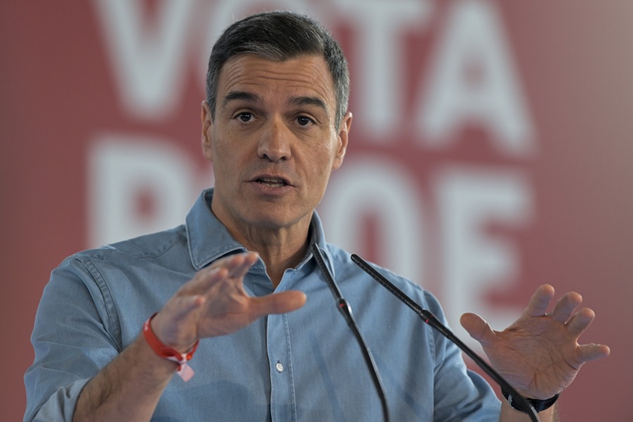 El secretario general del PSOE y presidente del Gobierno, Pedro Sánchez durante su intervención en un acto público en Puertollano (Ciudad Real) este domingo. 