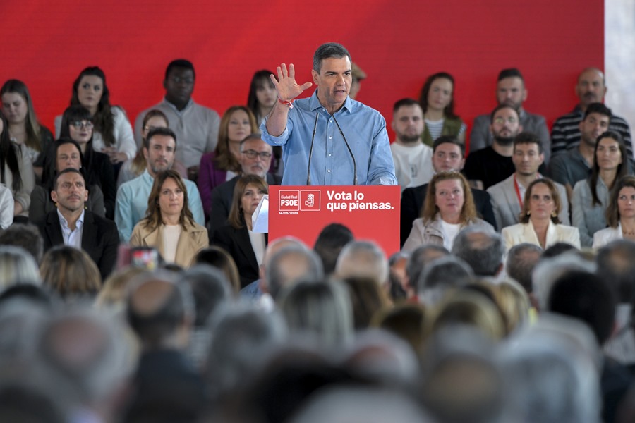 El secretario general del PSOE y presidente del Gobierno, Pedro Sánchez durante su intervención en un acto público en Puertollano (Ciudad Real) este domingo.