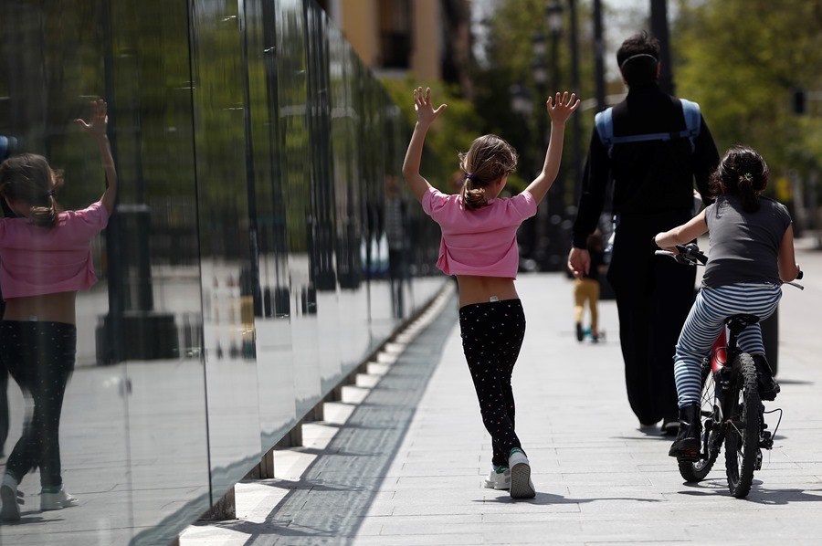 Niños pasean por una calle de Madrid