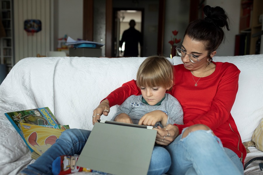 Una madre hace los deberes con su hijo, en una imagen de archivo. Presentan una aplicación para contar las tareas del hogar entre hombres y mujeres