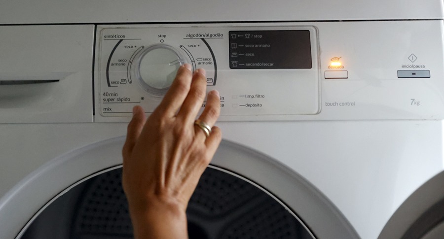 Una mujer pone la secadora, en una imagen de archivo.
