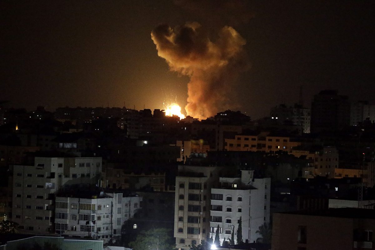 El humo se eleva tras un ataque aéreo israelí en el norte de la franja de Gaza.