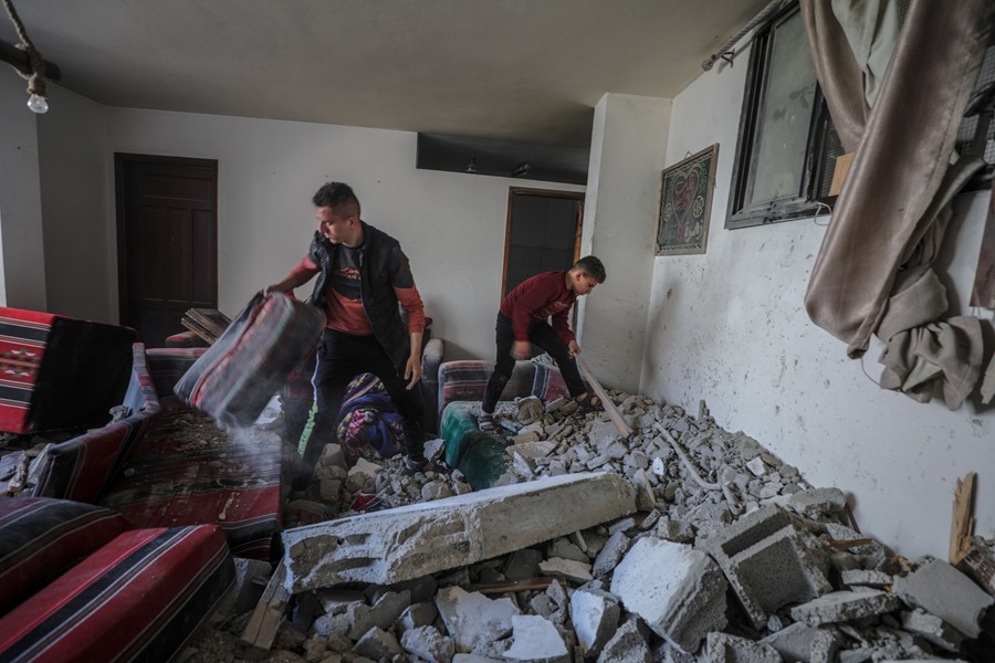 Dos hombre en su casa destruida tras los enfrentamientos entre Gaza e Israel.