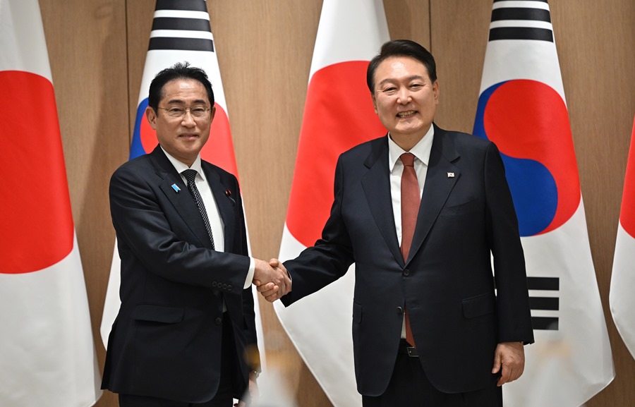 El presidente surcoreano, Yoon Suk Yeol (d), y el primer ministro de Japón, Fumio Kishida