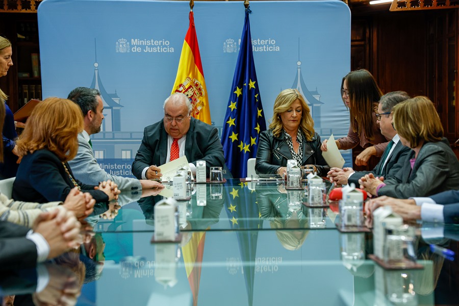 The Secretary of State for Justice, Tontxu Rodríguez, and the Secretary of State for Public Function, Lidia Sánchez, sign the agreement with judges and prosecutors.