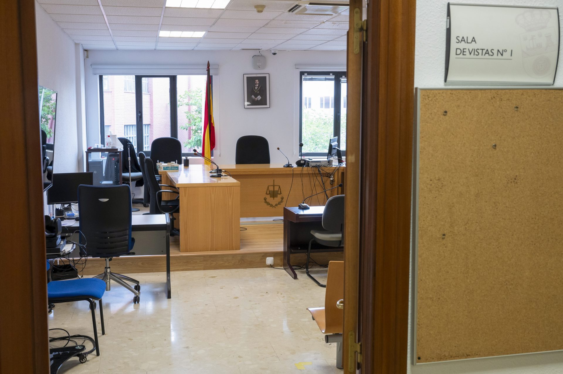 Vista de una de las salas de vistas con el sistema de grabación que ha implantado la Consejería de Justicia. EFE/Pedro Puente Hoyos.