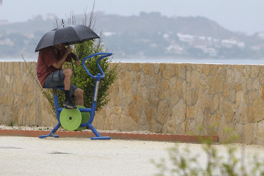 Una persona realiza ejercicio bajo la lluvia en Alicante
