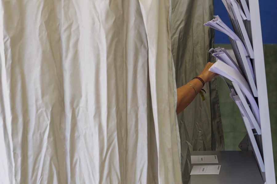 Una mujer ejerce su derecho al voto en un colegio de Sevilla.