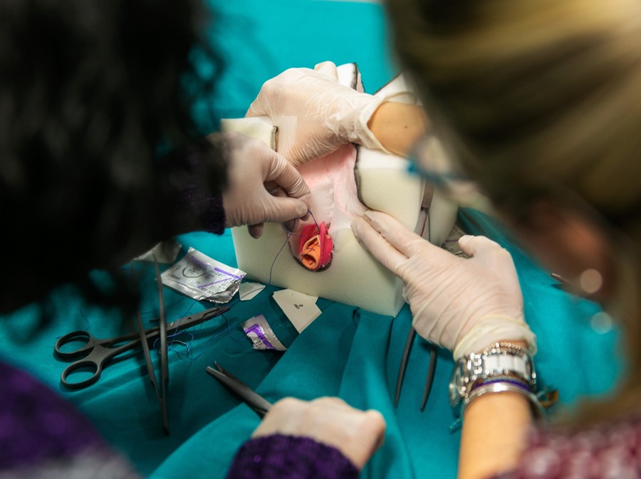 Unas matronas practican el suturado de un desgarro posparto en un hospital en España.
