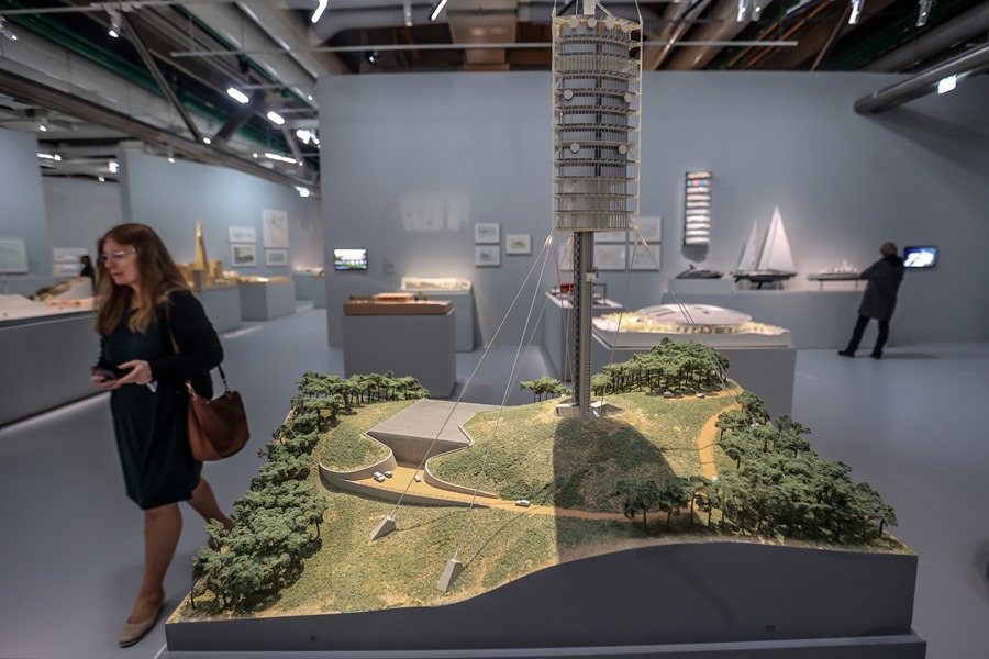 Una mujer visita la exposición de Norman Foster en el Centro Pompidou de París. 
