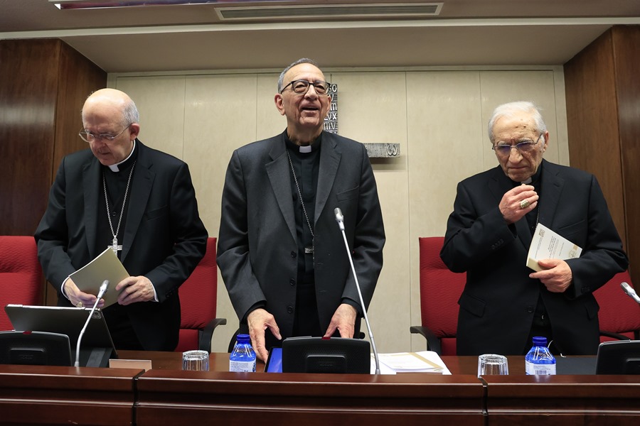 El presidente de la Conferencia Episcopal Española (CEE), Juan José Omella (c), y el nuncio apostólico en España, Bernardito Auza (i), y el cardenal Rouco Varela (d), en una imagen de archivo.