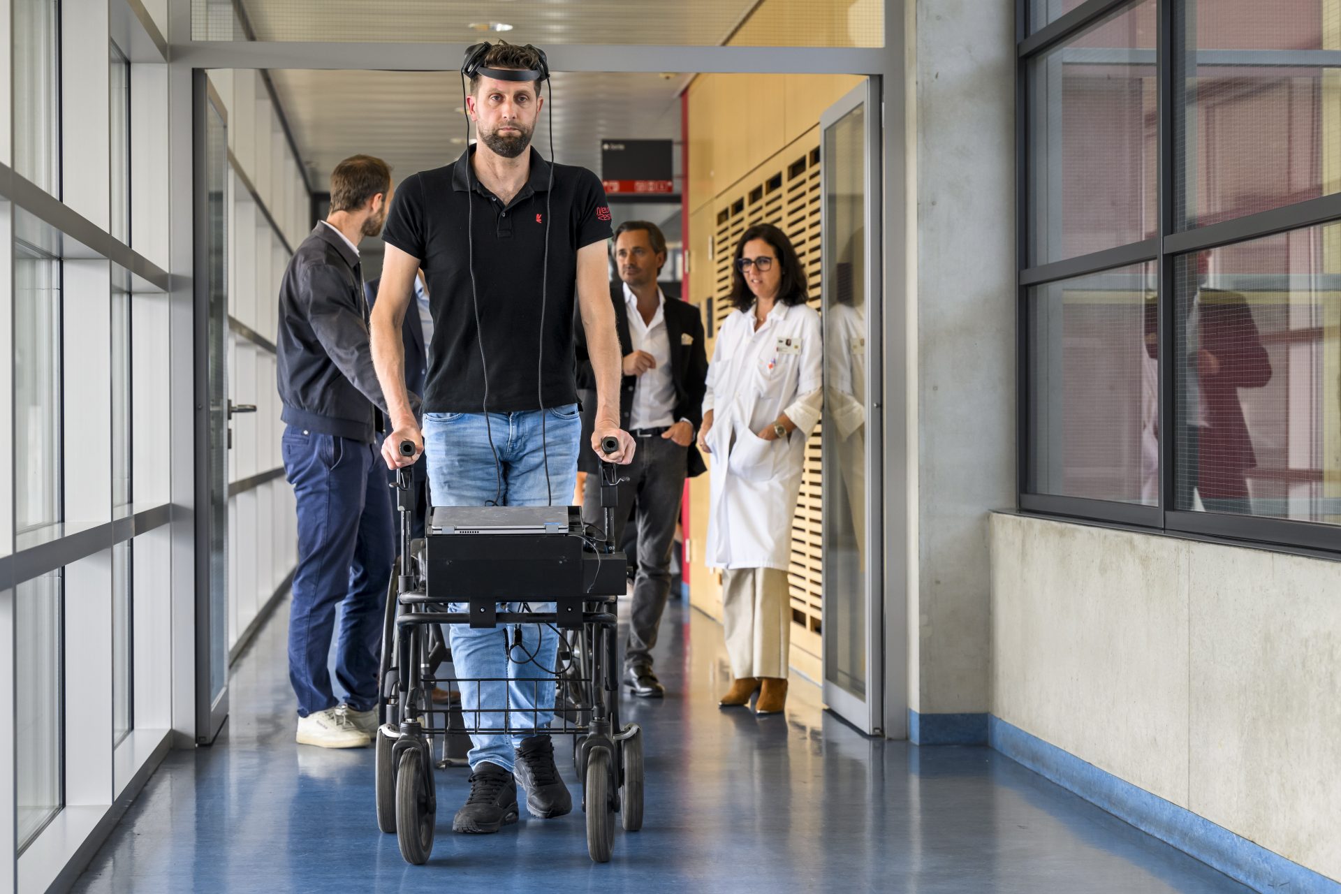 El neerlandés de 40 años Gert-Jan y que hace 12 años perdió la movilidad de sus piernas en un accidente de bicicleta, camina frente a los periodistas.