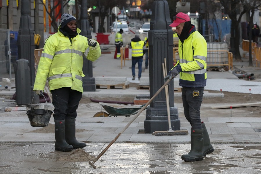 Imagen de dos trabajadores de la construcción en una calle de Madrid