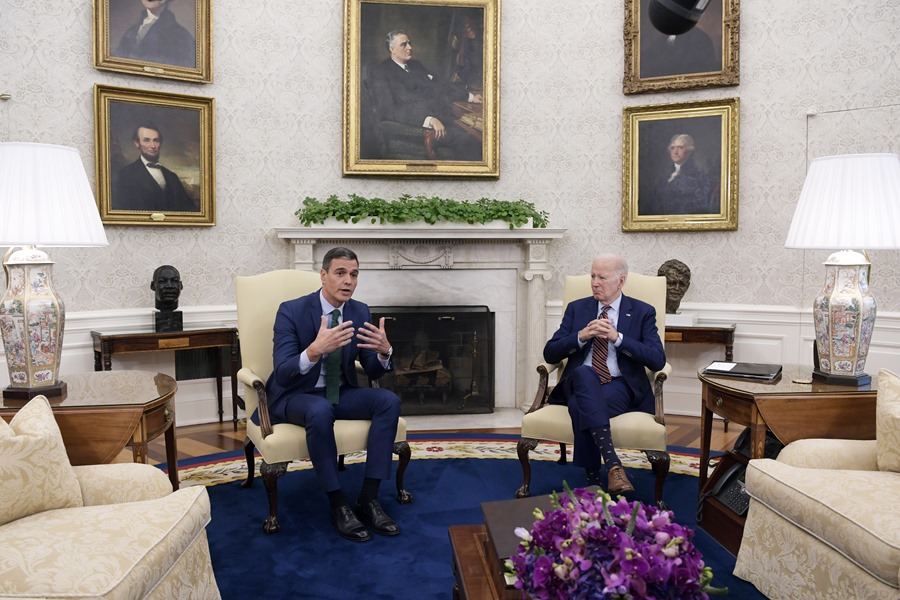 El jefe del Gobierno español, Pedro Sánchez (i), habla junto al presidente de Estados Unidos, Joe Biden (c), durante la reunión en Washington. 