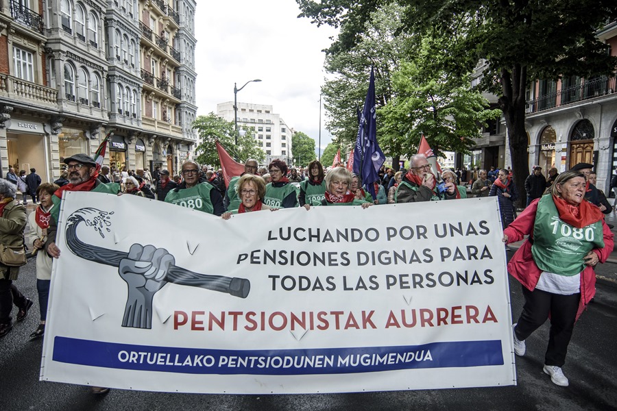 Miles de pensionistas se manifiestan en Euskadi y Navarra por la pensión de 1.080 euros. 