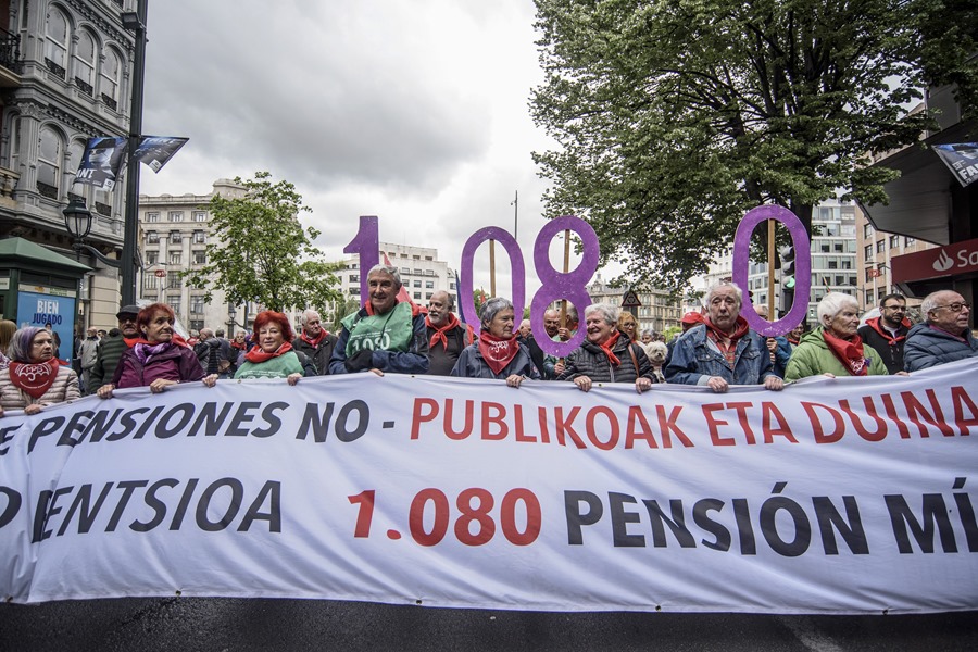 Miles de pensionistas se manifiestan en Euskadi y Navarra por la pensión de 1.080 euros.