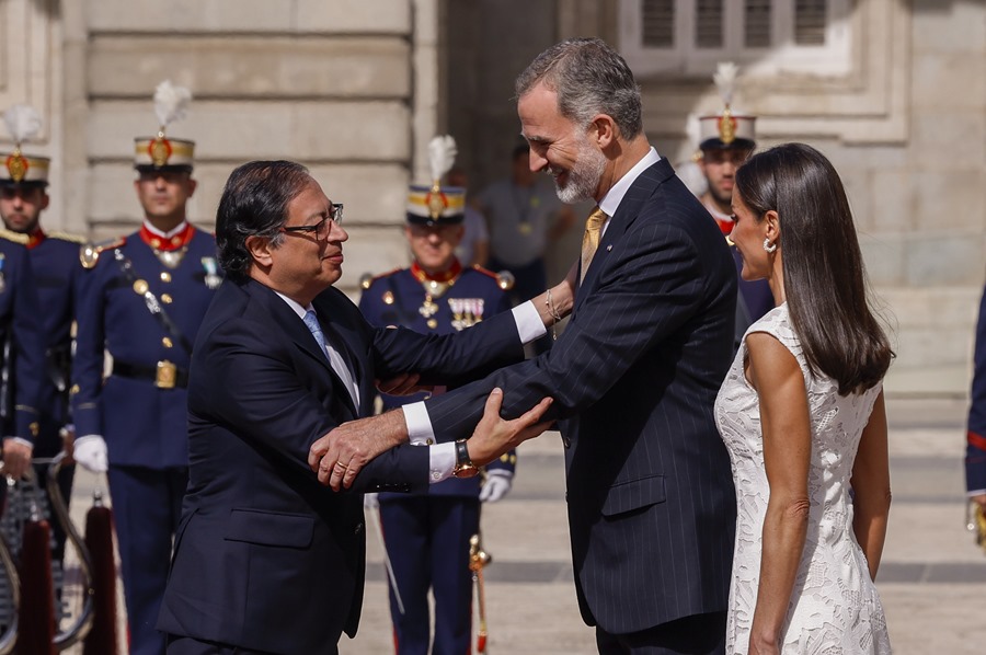 Los reyes reciben con honores a Gustavo Petro al inicio de su visita a España