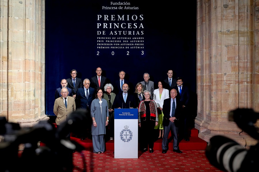 El presidente del jurado del Premio Princesa de Asturias de Ciencias Sociales 2023, Emilio Lamo de Espinosa (c), durante la lectura del acta del jurado. 