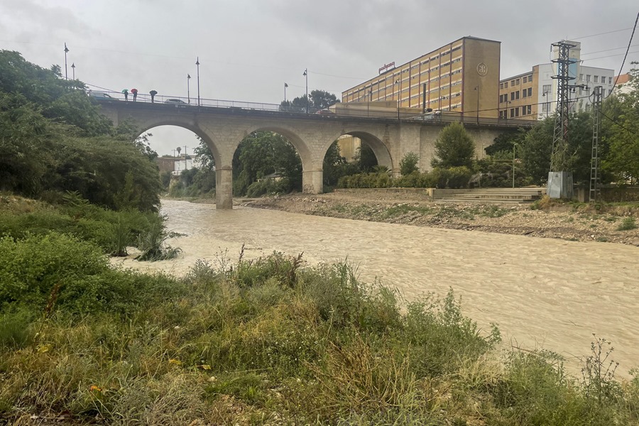 Vista general del caudal del río Clariano a su paso por Ontinyent cuando el frente de storms ha dejado precipitaciones acumuladas en las últimas doce horas.