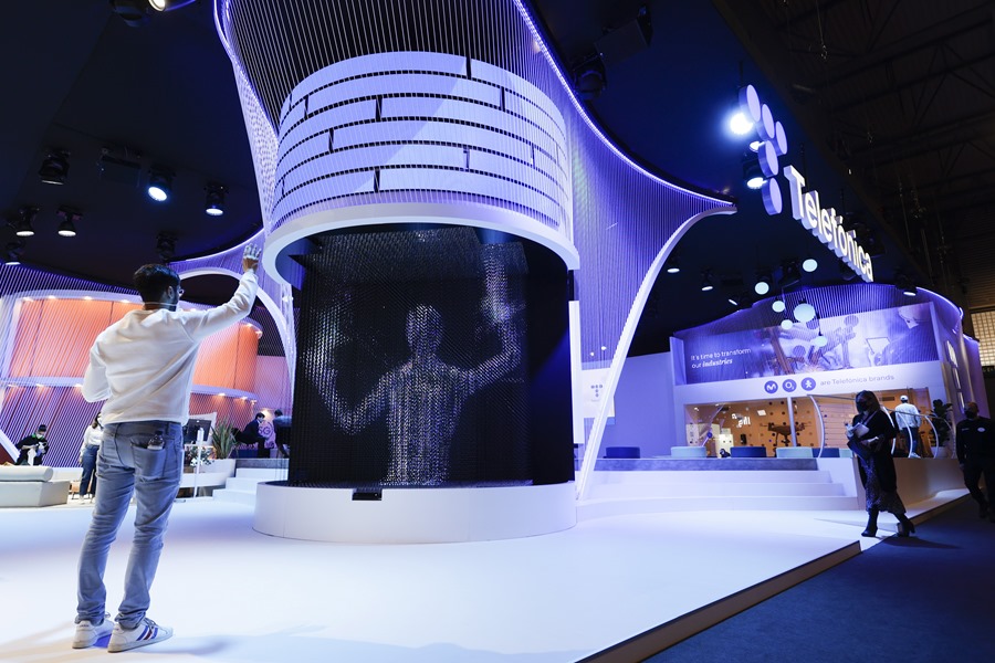 Un visitante interactúa con un holograma en el stand de Telefónica del Mobile World Congress de Barcelona (MWC), en una imagen de archivo.