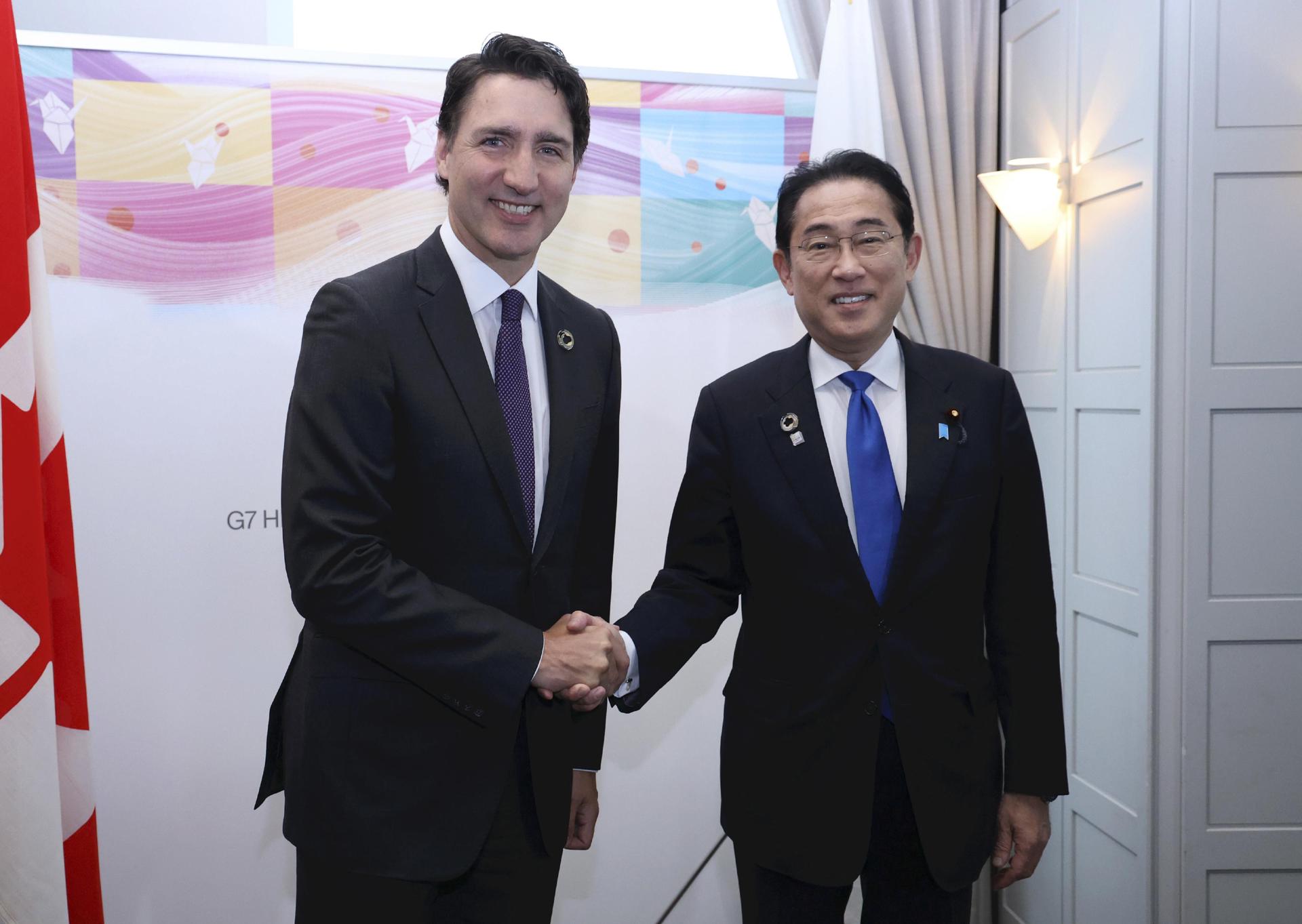 Canadian Prime Minister Justin Trudeau (L) and Japanese Prime Minister Fumio Kishida pose for photographers before their bilateral meeting at the G7 Summit, in Hiroshima, Japan, 19 May 2023. EFE-EPA/POOL JAPAN OUT EDITORIAL USE ONLY/NO SALES
