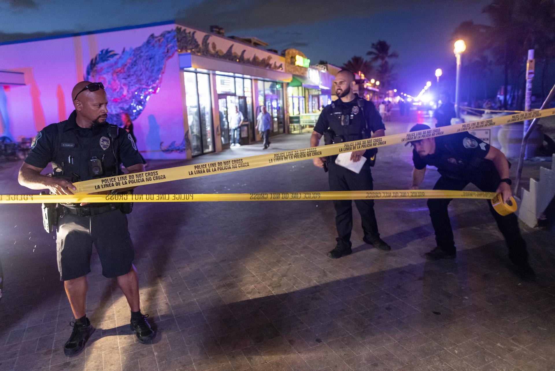 Police officers close off the area where gunfire broke out along a beach boardwalk in Hollywood, Florida, USA, 29 May 2023. EFE/EPA/CRISTOBAL HERRERA-ULASHKEVICH
