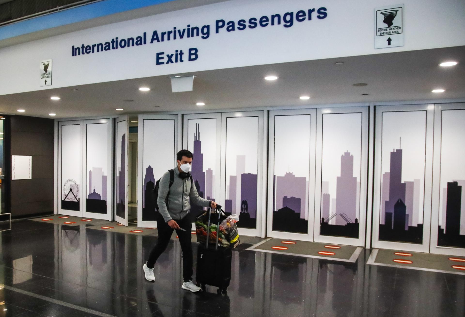 Pasajeros salen del Aeropuerto Internacional de Chicago (EE.UU.), en una fotografía de archivo. EFE/Tannen Maury