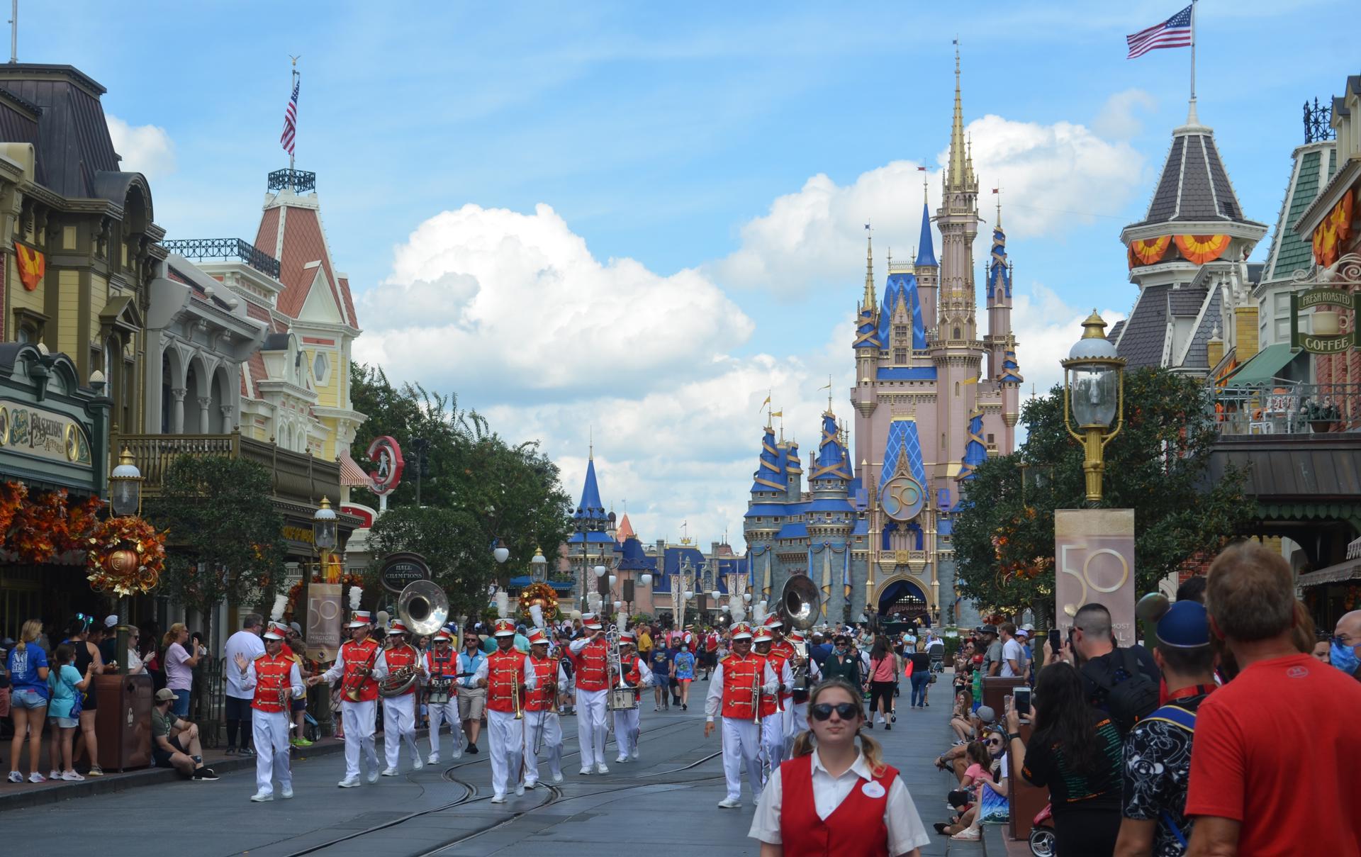 Una banda musical recorre la calle frente al castillo de la Cenicienta en el parque temático de Walt Disney World Magic Kingdom en Lake Buena Vista, Florida (EE.UU.), en una fotografía de archivo. EFE/Álvaro Blanco